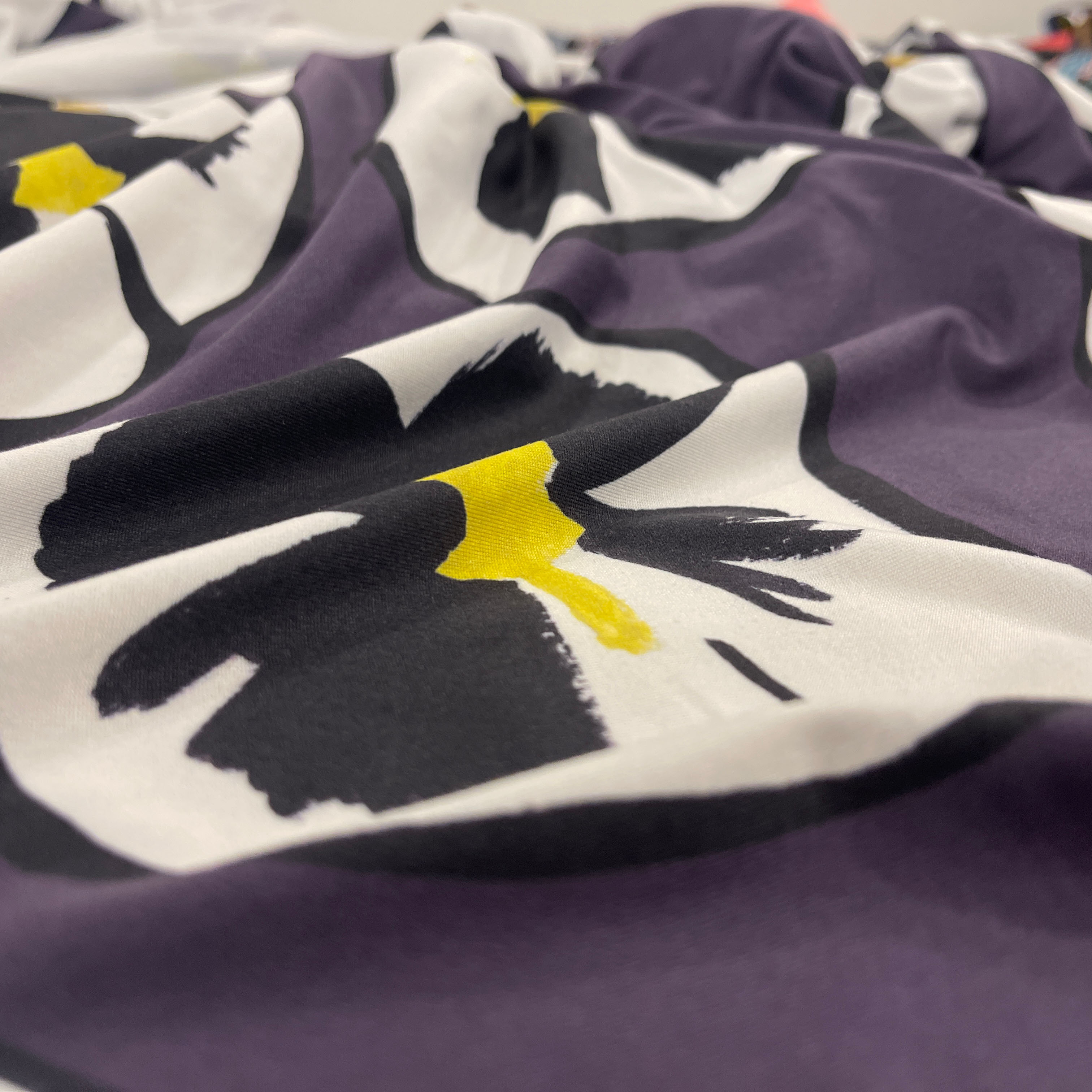 Tissu jersey - Pensées fond violet